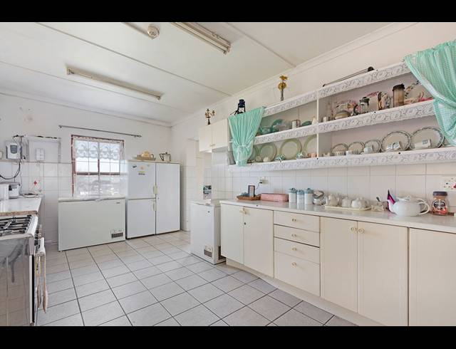 1,500M² GUESTHOUSE FOR SALE IN WALMER ESTATE